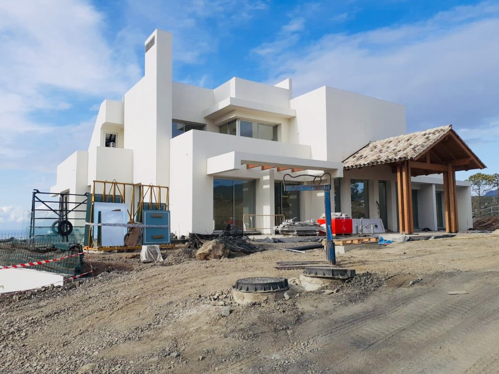 Marbella Club Hills building home with developer