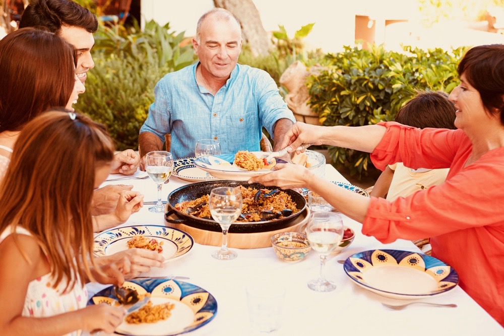 benahavis-small-town-family-enjoying-dinner